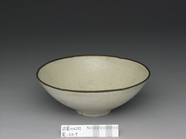 定窯 印花蓮花魚鳧紋葵瓣口碗