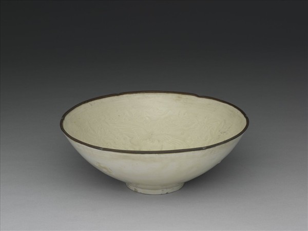 定窯 印花蓮花魚鳧紋葵瓣口碗