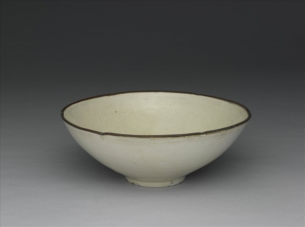 定窯 印花蓮花魚鳧紋葵瓣口碗