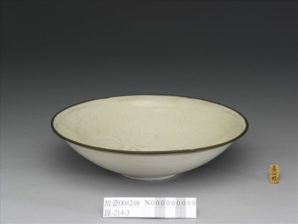 定窯 劃花蓮花紋葵瓣口碗