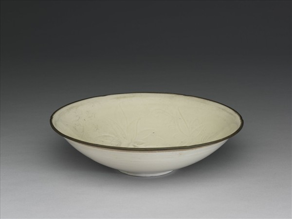 定窯 劃花蓮花紋葵瓣口碗