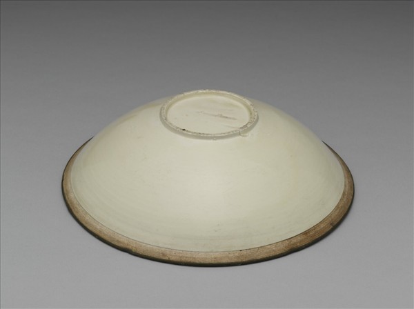 定窯 劃花蓮花紋葵瓣口碗