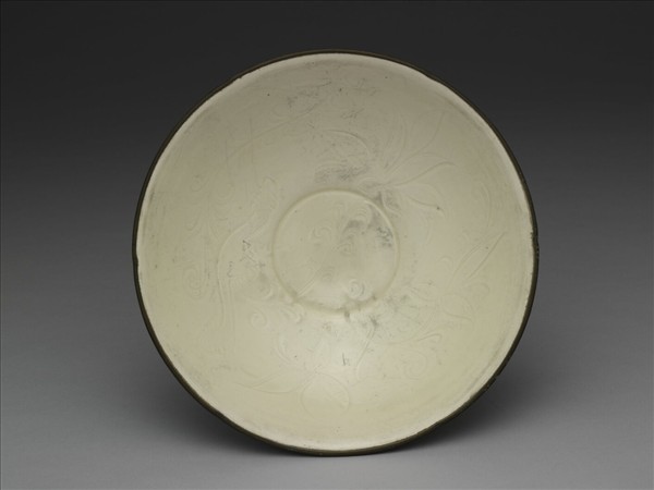 定窯 劃花蓮花紋葵瓣口碗