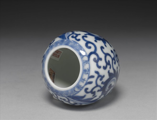 青花卷葉紋水盂