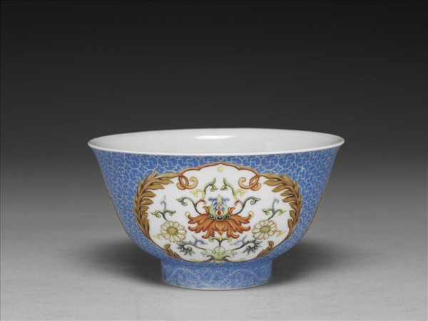 琺瑯彩藍地開光花卉小碗