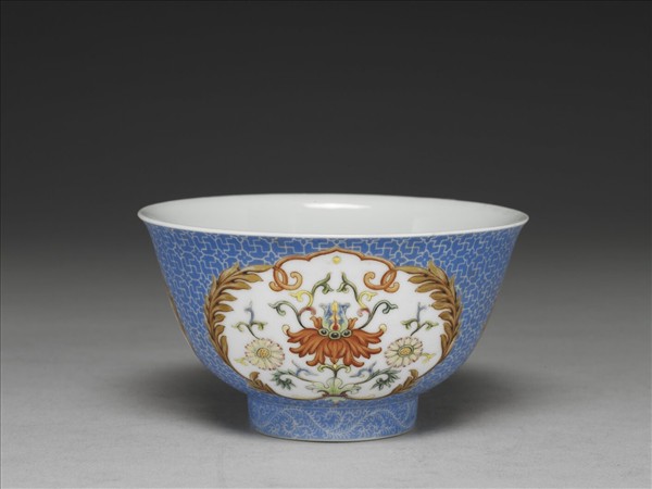 琺瑯彩藍地開光花卉小碗