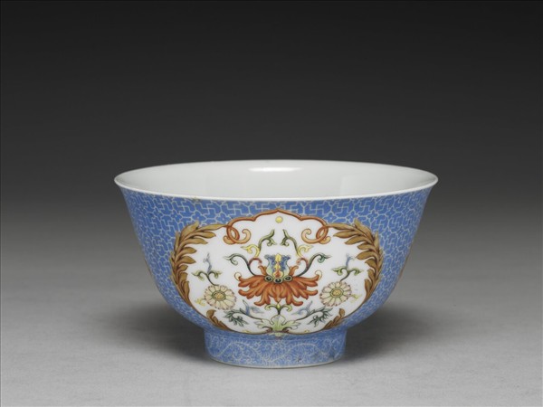 琺瑯彩藍地開光花卉小碗