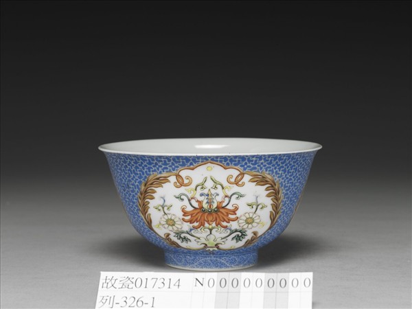 琺瑯彩藍地開光花卉小碗