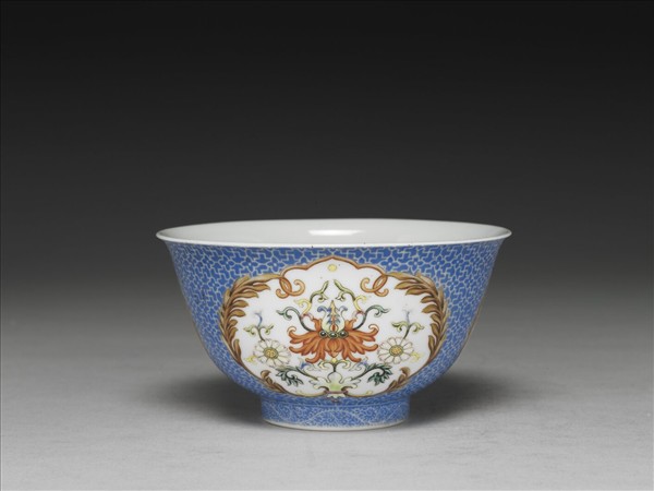 琺瑯彩藍地開光花卉小碗