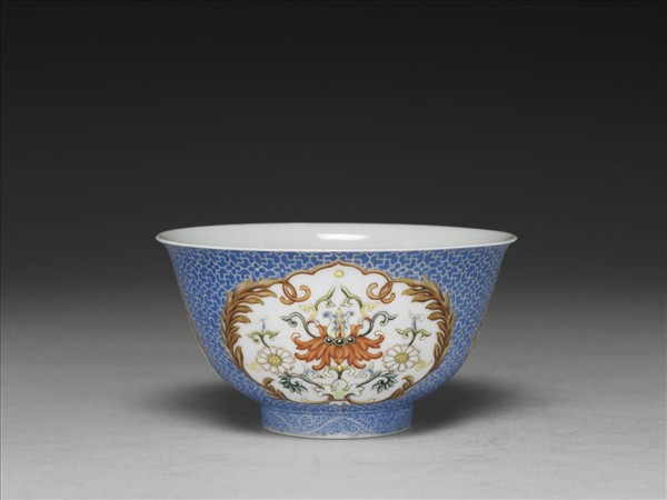 琺瑯彩藍地開光花卉小碗