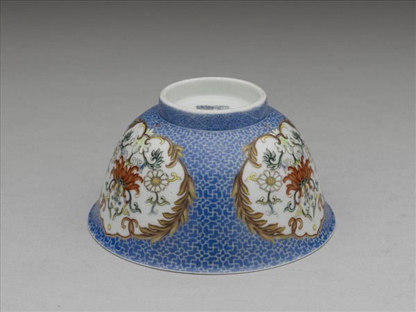 琺瑯彩藍地開光花卉小碗