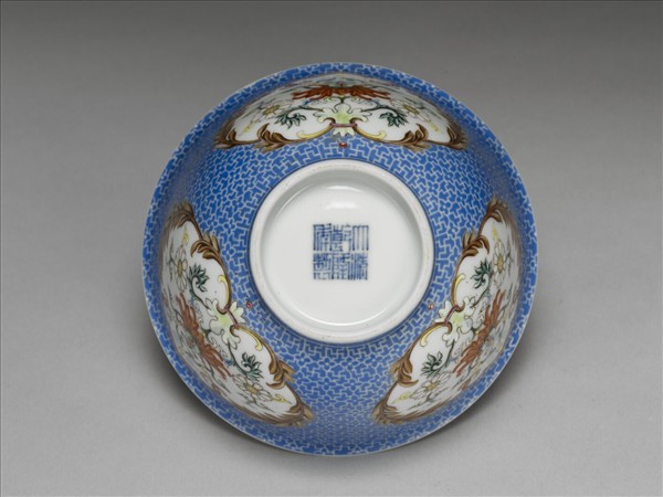 琺瑯彩藍地開光花卉小碗