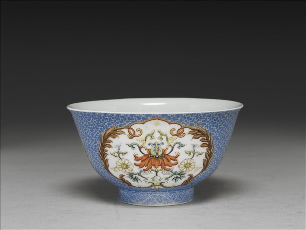 琺瑯彩藍地開光花卉小碗