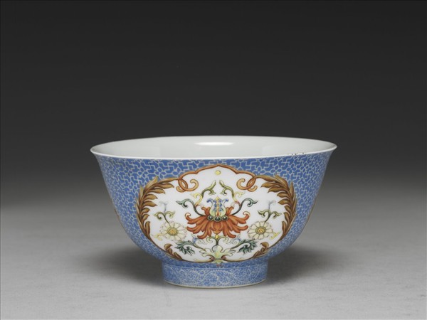 琺瑯彩藍地開光花卉小碗