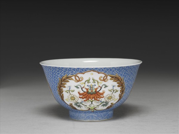 琺瑯彩藍地開光花卉小碗