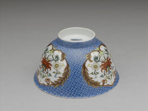 琺瑯彩藍地開光花卉小碗