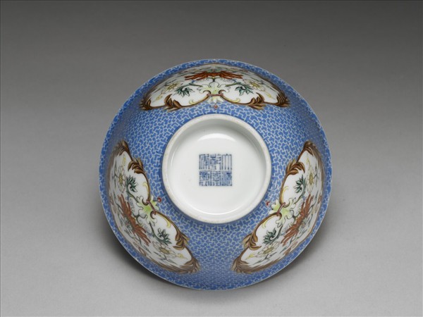 琺瑯彩藍地開光花卉小碗