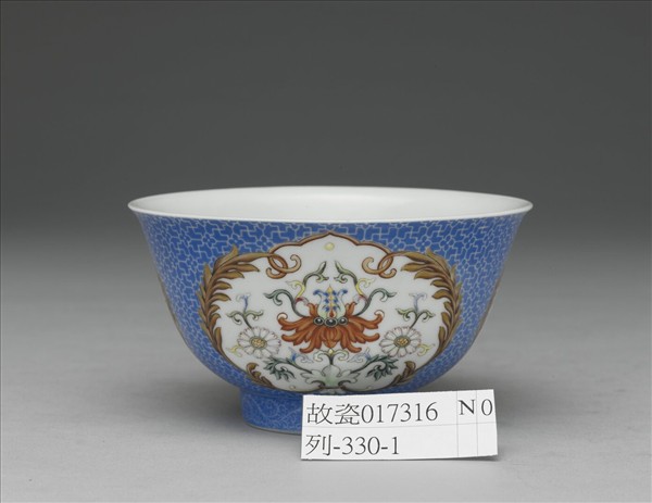 琺瑯彩藍地開光花卉小碗