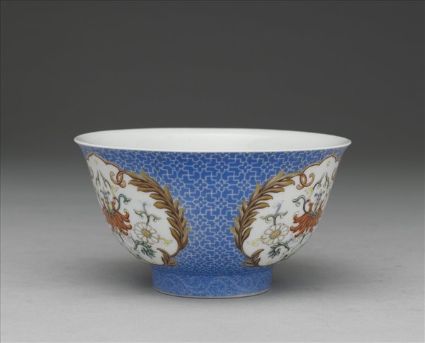 琺瑯彩藍地開光花卉小碗