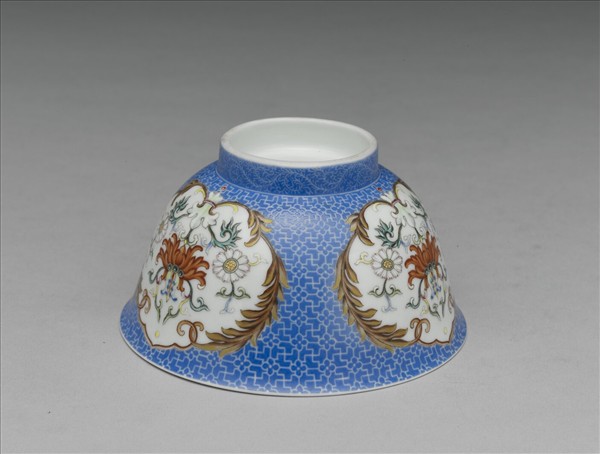 琺瑯彩藍地開光花卉小碗