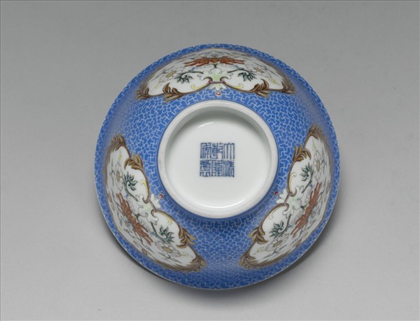 琺瑯彩藍地開光花卉小碗