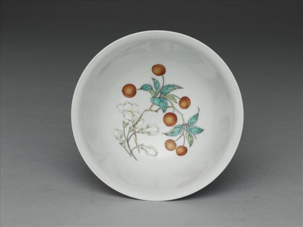 琺瑯彩藍地開光花卉小碗