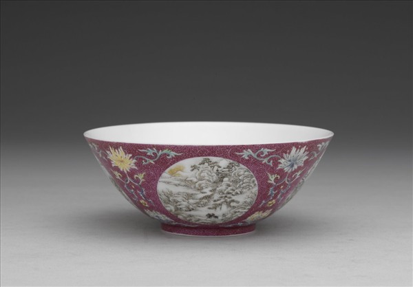 洋彩洋紅地開光四季山水碗