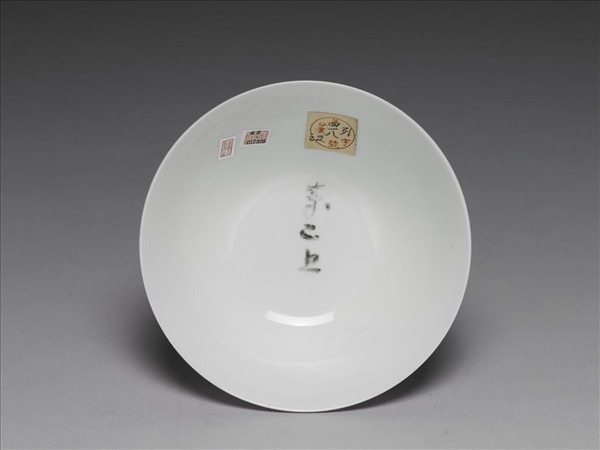 洋彩洋紅地開光四季山水碗