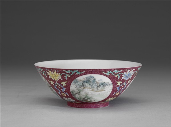 洋彩洋紅地開光四季山水碗