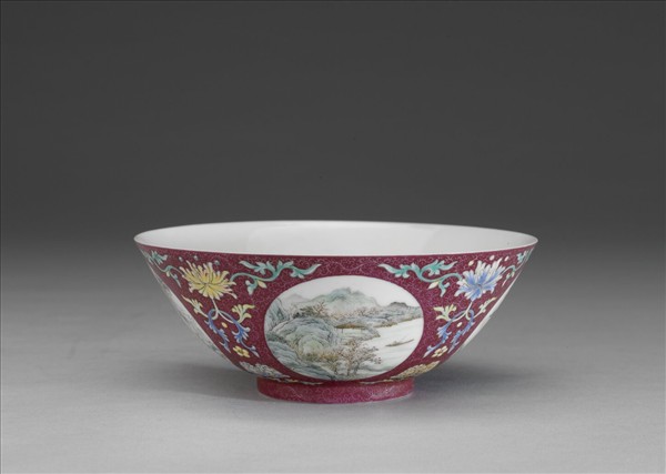 洋彩洋紅地開光四季山水碗