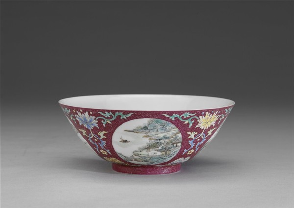 洋彩洋紅地開光四季山水碗