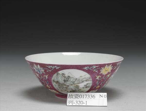 琺瑯彩洋紅地開光四季山水碗