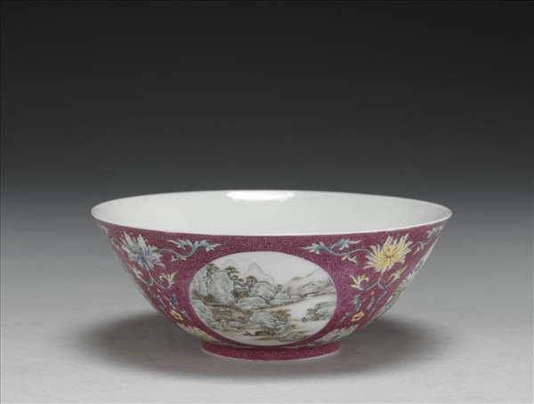 琺瑯彩洋紅地開光四季山水碗
