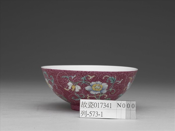 洋彩紅錦地花卉三多碗