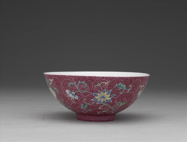 洋彩紅錦地花卉三多碗