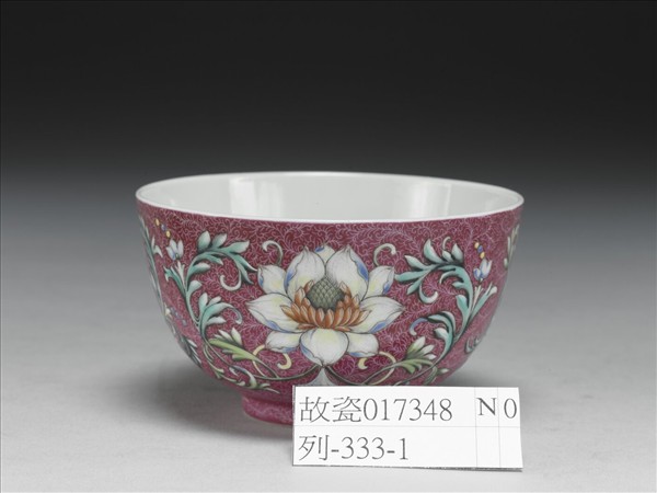 洋彩洋紅地番蓮紋碗