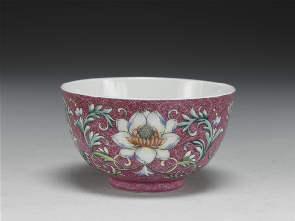 洋彩洋紅地番蓮紋碗