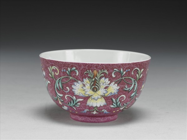 洋彩洋紅地番蓮紋碗