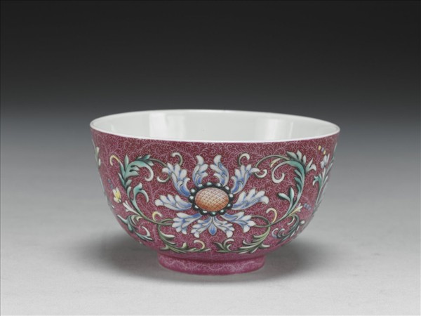 洋彩洋紅地番蓮紋碗
