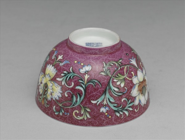 洋彩洋紅地番蓮紋碗