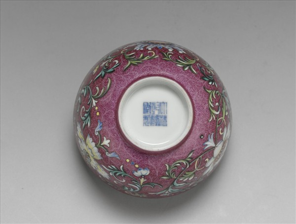 洋彩洋紅地番蓮紋碗