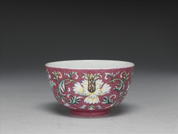 洋彩洋紅地番蓮紋碗