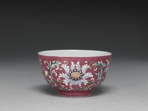 洋彩洋紅地番蓮紋碗