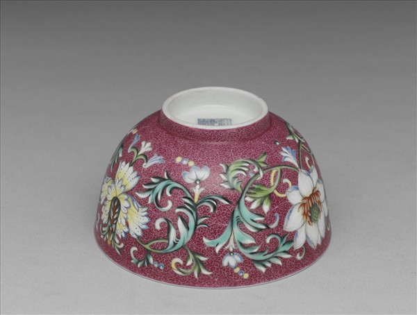 洋彩洋紅地番蓮紋碗