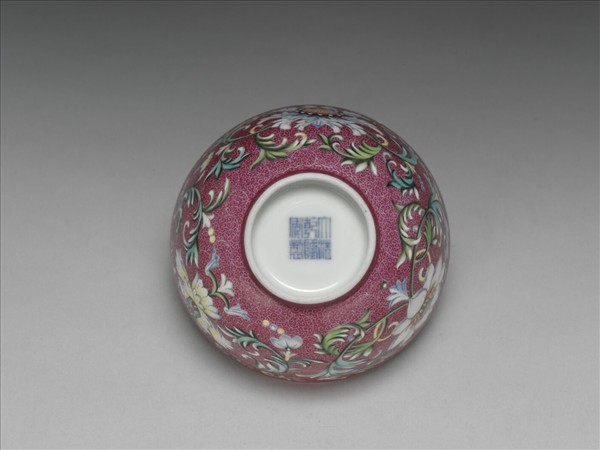 洋彩洋紅地番蓮紋碗