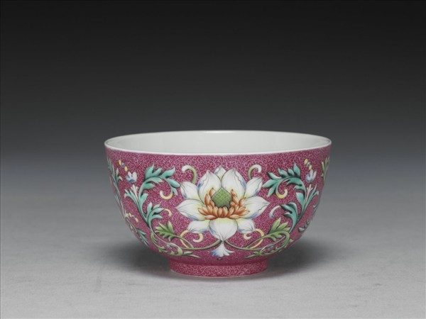 洋彩洋紅地番蓮紋碗
