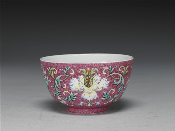 洋彩洋紅地番蓮紋碗
