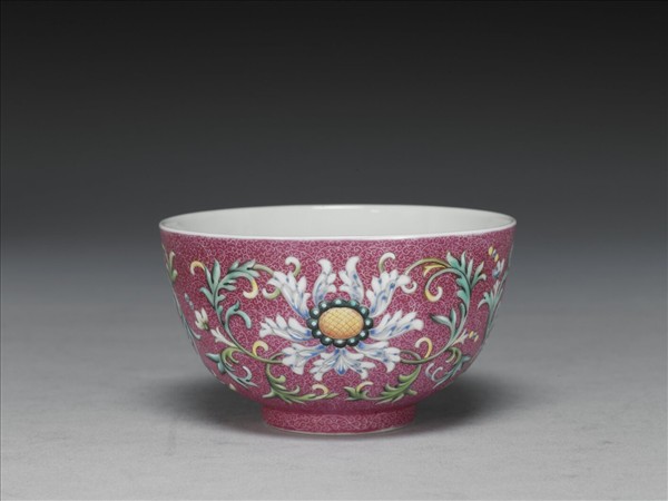 洋彩洋紅地番蓮紋碗