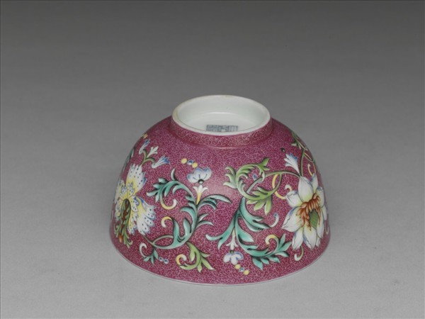 洋彩洋紅地番蓮紋碗