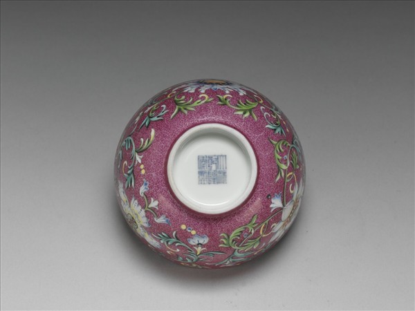 洋彩洋紅地番蓮紋碗